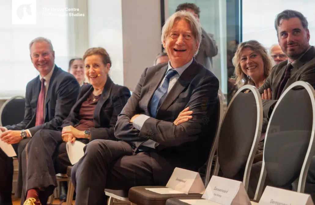 Officier in de Orde van Oranje-Nassau | Rob de Wijk ontvangt koninklijke onderscheiding van burgemeester Jan van Zanen