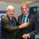 Officier in de Orde van Oranje-Nassau | Rob de Wijk ontvangt koninklijke onderscheiding van burgemeester Jan van Zanen
