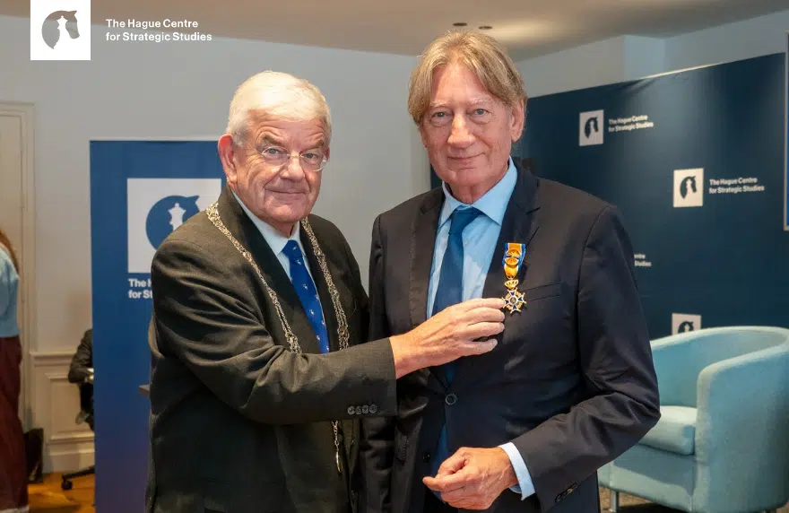 Officier in de Orde van Oranje-Nassau | Rob de Wijk ontvangt koninklijke onderscheiding van burgemeester Jan van Zanen